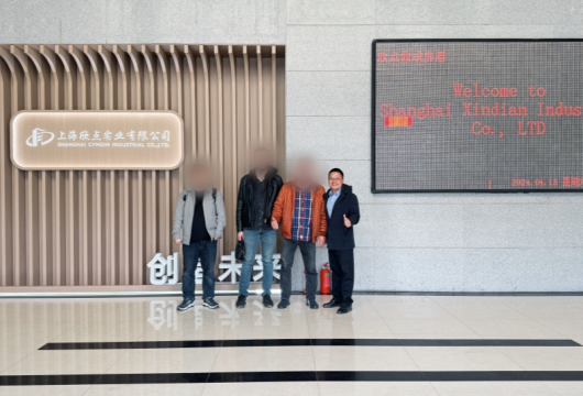 美國(guó)客戶不遠(yuǎn)萬里到廠參觀太空倉